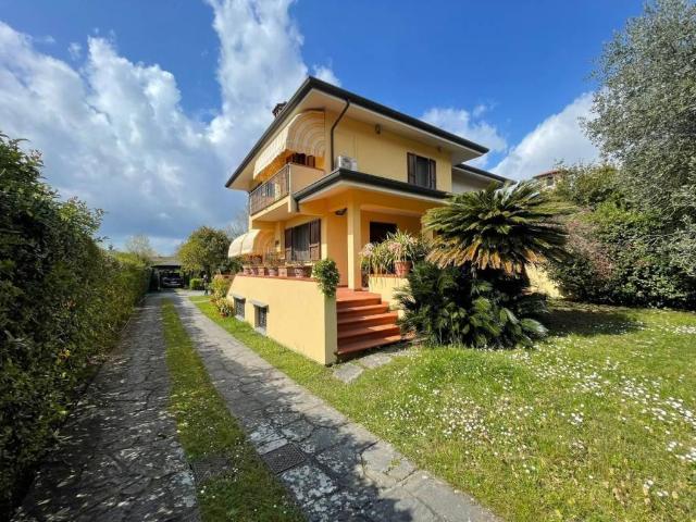 Villa Schiera in affitto a Roma Imperiale, Forte Dei Marmi