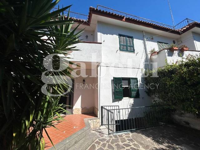 Villa Schiera in affitto a Giugliano In Campania, Campania