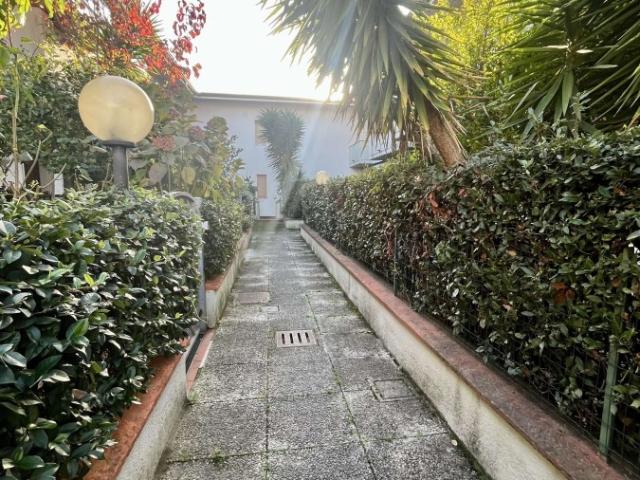 Villa Indipendente in affitto a Marina di Massa, Marina Di Massa