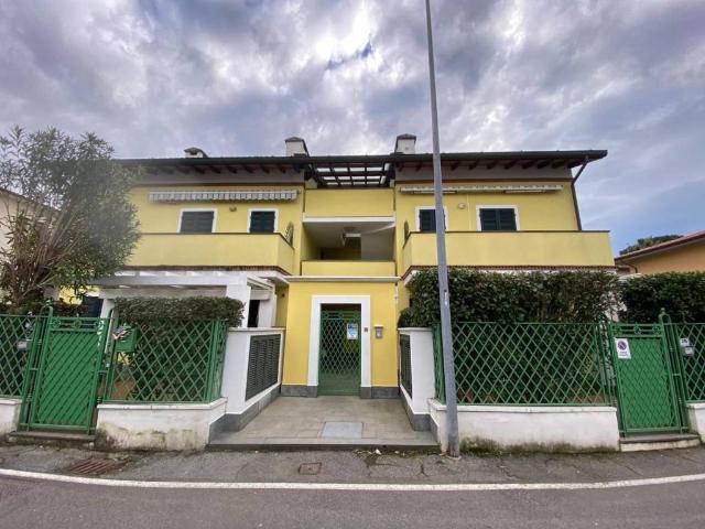 Villa Schiera in affitto a Marina di Massa, Marina Di Massa
