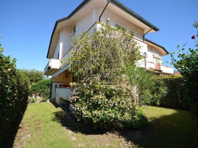 Villa Schiera in affitto a Montignoso, Toscana