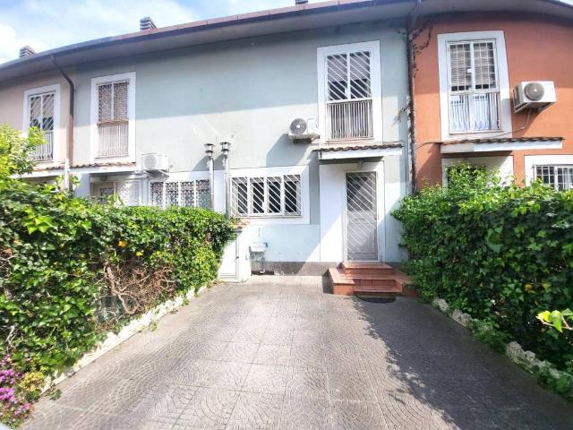Villa Schiera in affitto a Axa, Roma Capitale