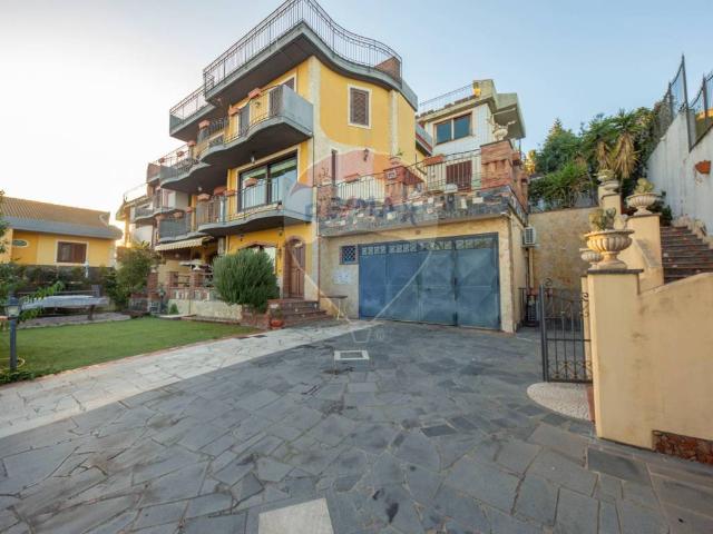 Villa Schiera in vendita a Aci Castello, Sicilia