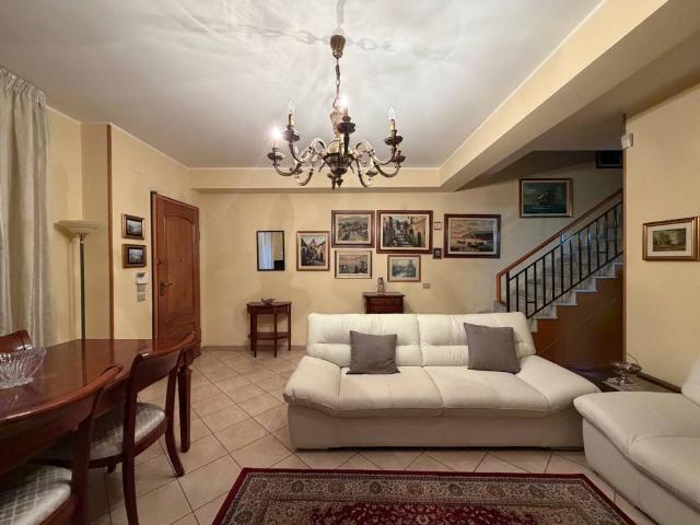 Villa Schiera in vendita a Aci Catena, Sicilia