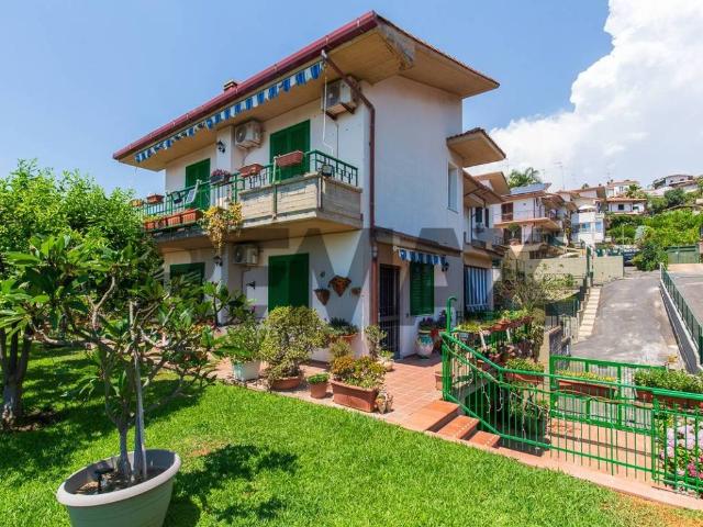 Villa Schiera in vendita a Aci Catena, Sicilia