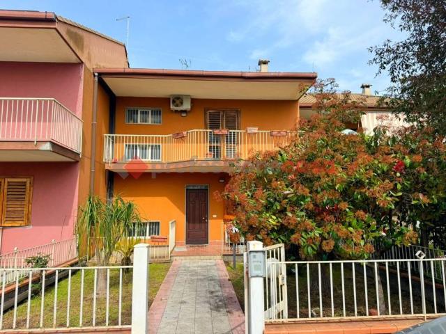 Villa Schiera in vendita a Aci Sant'antonio, Sicilia