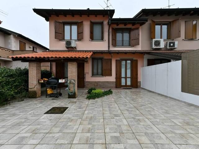 Villa Schiera in vendita a Agnadello, Lombardia