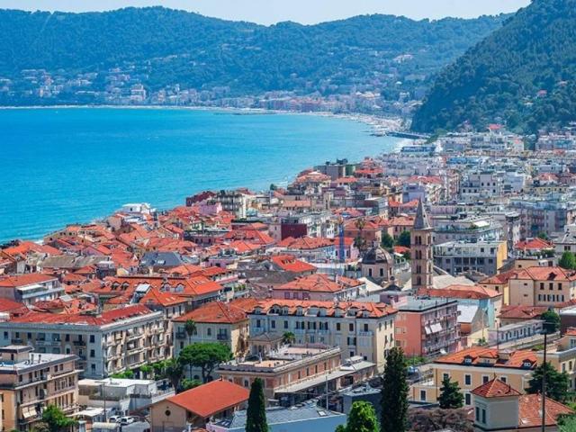 Villa Schiera in vendita a Moglio, Alassio