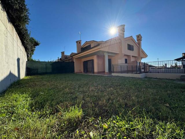 Villa Schiera in vendita a Roma Capitale, Lazio
