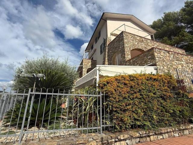 Villa Schiera in vendita a Andora, Liguria
