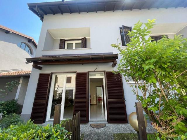 Villa Schiera in vendita a Angera, Lombardia