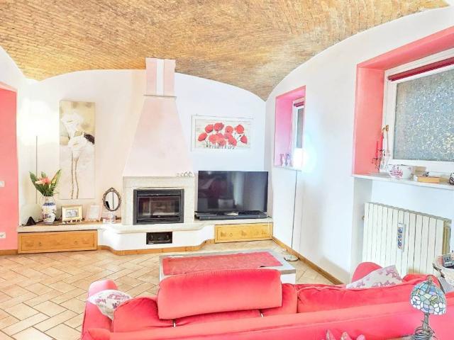 Villa Schiera in vendita a Angera, Lombardia