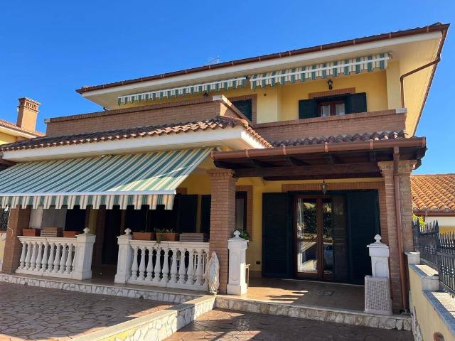 Villa Schiera in vendita a Lido di Marechiaro, Roma Capitale