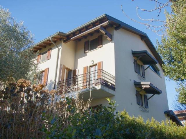 Villa Schiera in vendita a Comunità Montana del Piambello, Arcisate