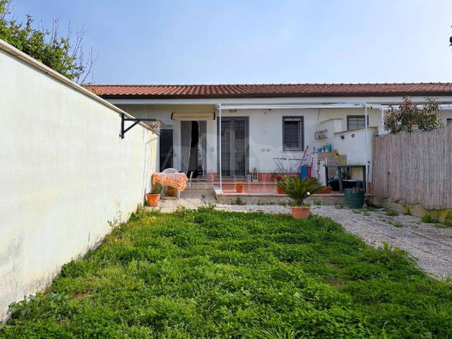 Villa Schiera in vendita a Marina di Tor San Lorenzo, Roma Capitale