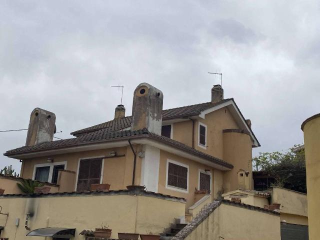 Villa Schiera in vendita a Marina di Tor San Lorenzo, Roma Capitale