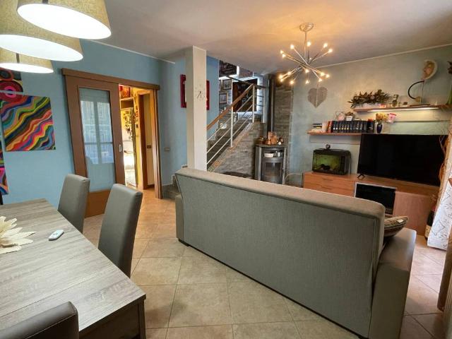Villa Schiera in vendita a Arosio, Lombardia