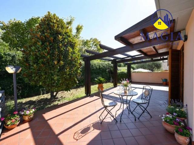 Villa Schiera in vendita a Brecciarolo, Marche