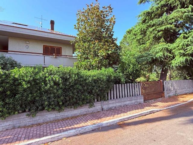 Villa Schiera in vendita a Brecciarolo, Marche