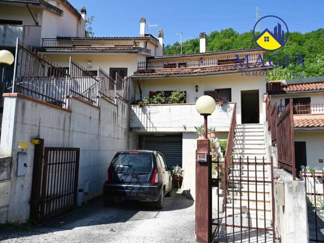 Villa Schiera in vendita a Valli, Marche