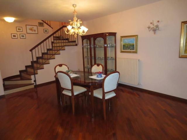 Villa Schiera in vendita a Valli, Marche