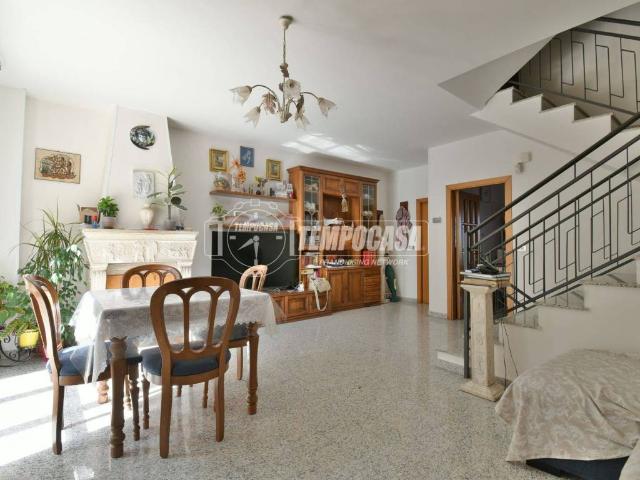 Villa Schiera in vendita a Valli, Marche