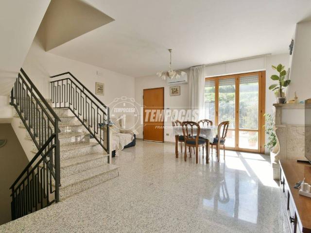 Villa Schiera in vendita a Valli, Marche