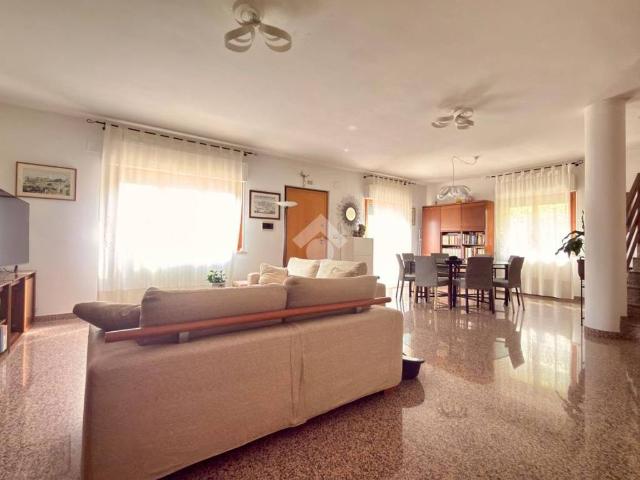 Villa Schiera in vendita a Brecciarolo, Marche