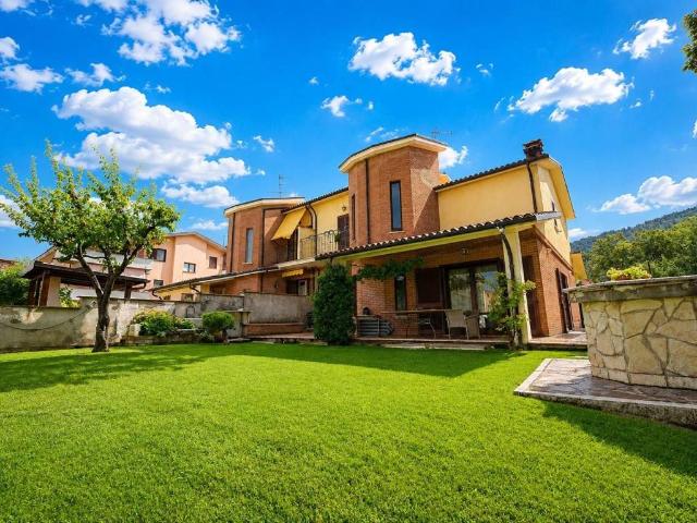Villa Schiera in vendita a Avezzano, Abruzzo
