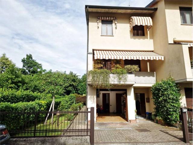 Villa Schiera in vendita a Azzate, Lombardia