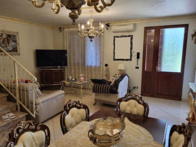 Villa Schiera in vendita a Terra di Mezzo, Re