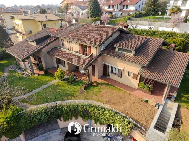 Villa Schiera in vendita a Cascina Siserana, Besana In Brianza