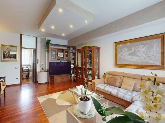 Villa Schiera in vendita a Cascina Siserana, Besana In Brianza