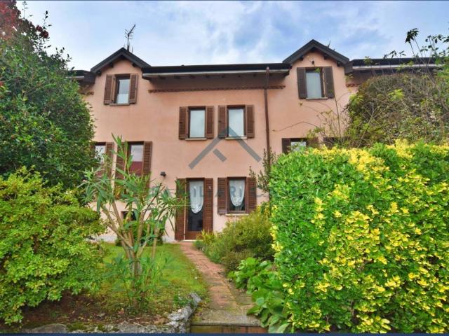 Villa Schiera in vendita a Biandronno, Lombardia