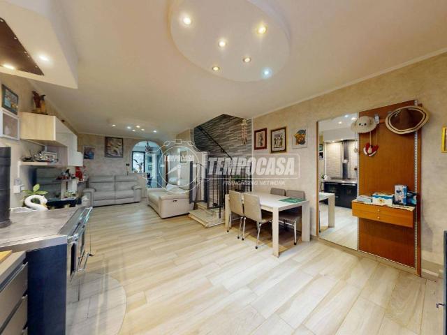 Villa Schiera in vendita a Bizzarone, Lombardia