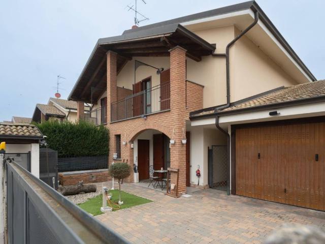 Villa Schiera in vendita a Piemonte, Novara