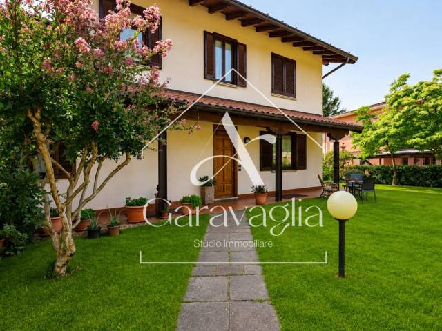 Villa Schiera in vendita a Buguggiate, Lombardia