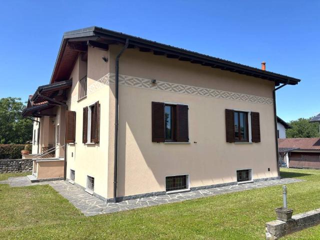 Villa Schiera in vendita a Buguggiate, Lombardia