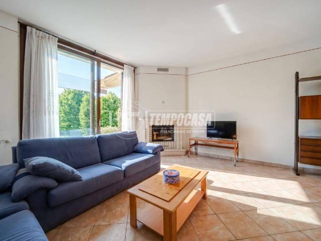 Villa Schiera in vendita a Buguggiate, Lombardia