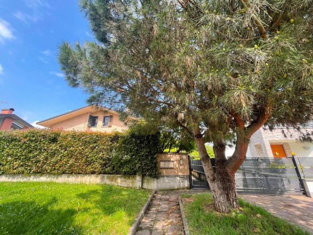 Villa Schiera in vendita a Cabiate, Lombardia