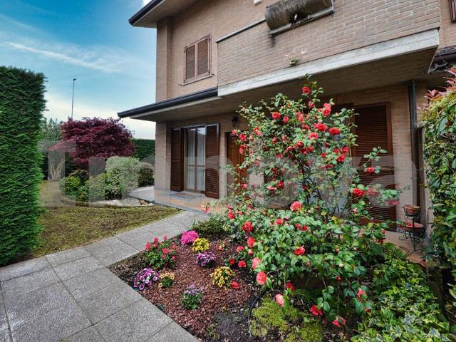 Ville Schiera in vendita a Cabiate
