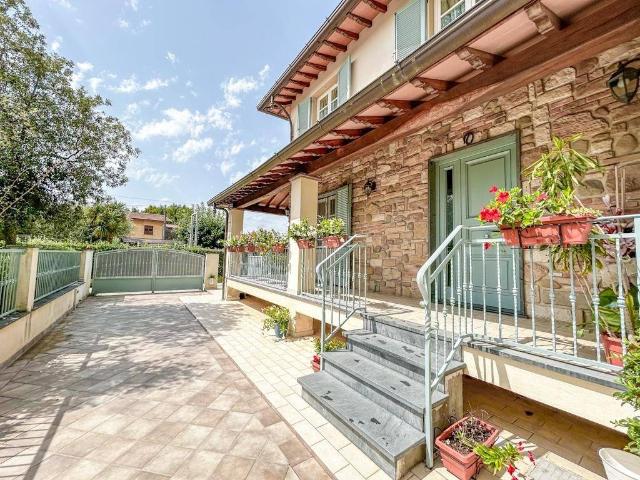 Villa Schiera in vendita a Paduletto, Camaiore