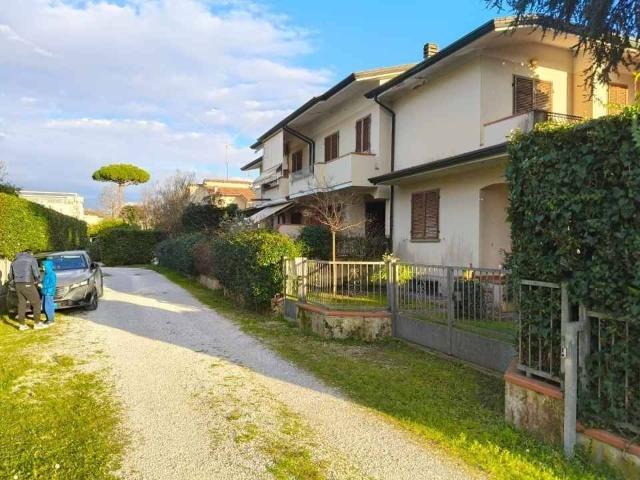 Villa Schiera in vendita a Camaiore, Toscana