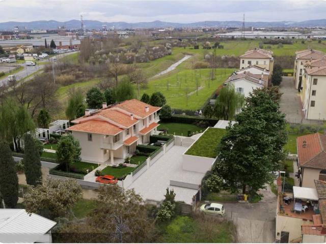 Villa Schiera in vendita a Campi Bisenzio, Toscana
