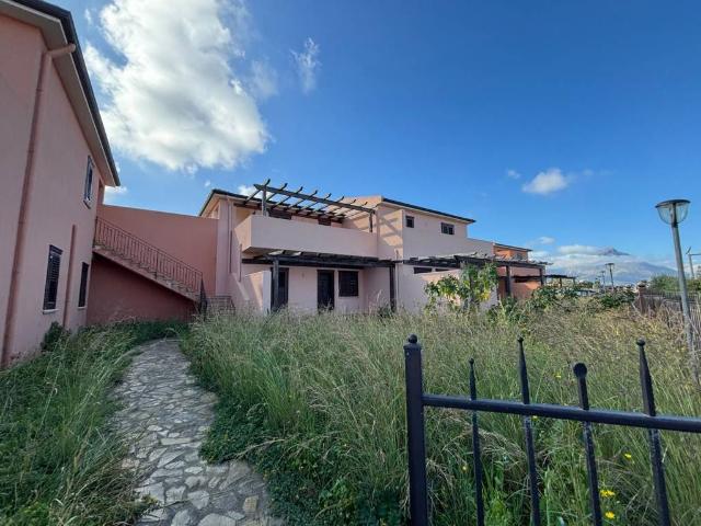 Villa Schiera in vendita a Campofelice Di Roccella, Sicilia
