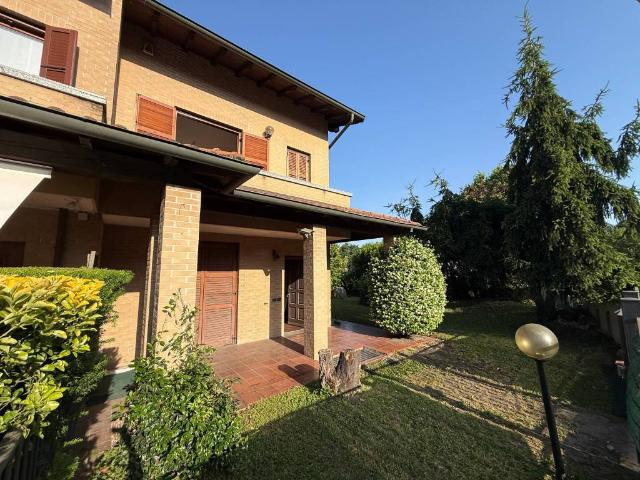 Villa Schiera in vendita a Capiago Intimiano, Lombardia
