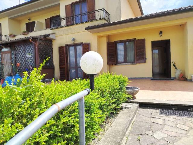 Villa Schiera in vendita a Capodimonte, Lazio