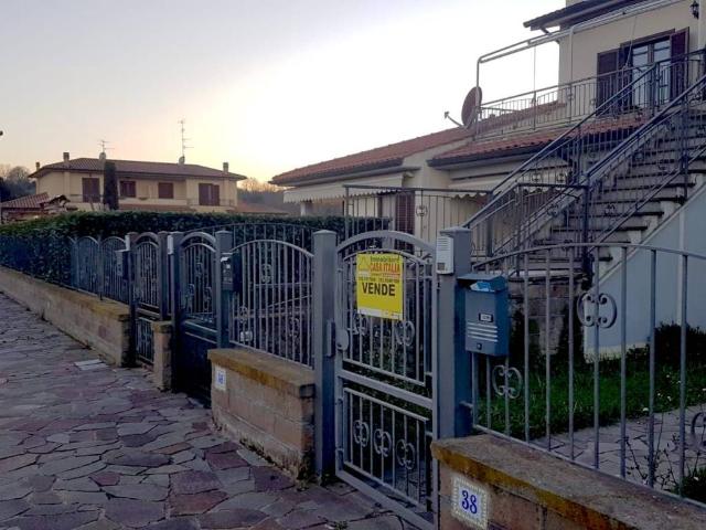 Villa Schiera in vendita a Capodimonte, Lazio