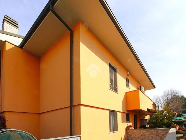 Villa Schiera in vendita a Caponago, Lombardia