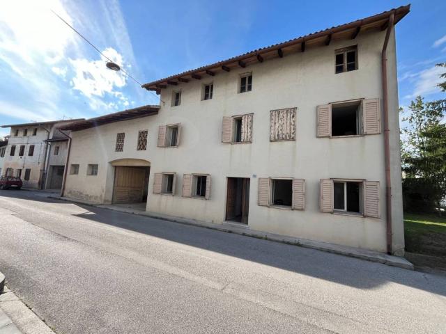 Villa Schiera in vendita a Capriva Del Friuli, Friuli-Venezia Giulia